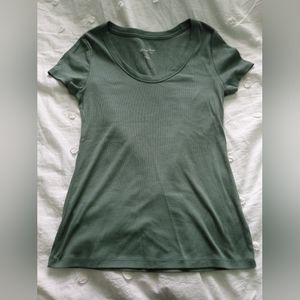Universal Threads Sage Green Round Neck Tshirt. Size Medium.